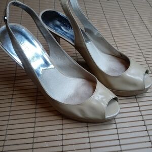 Stuart Weitzman 'Rinky' Slingback Platform 4" Heel Shoes Womens sz 9M nude paten